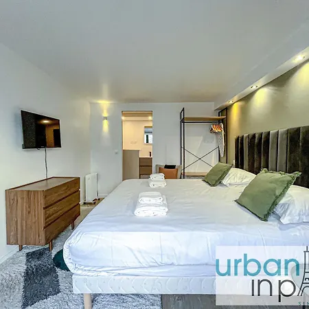Urban Flat 194 - Spacious 3 Bedroom Montmartre *