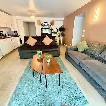 Urban Flat 194 - Spacious 3 Bedroom Montmartre Paříž