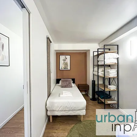Urban Flat 194 - Spacious 3 Bedroom Montmartre * Parijs
