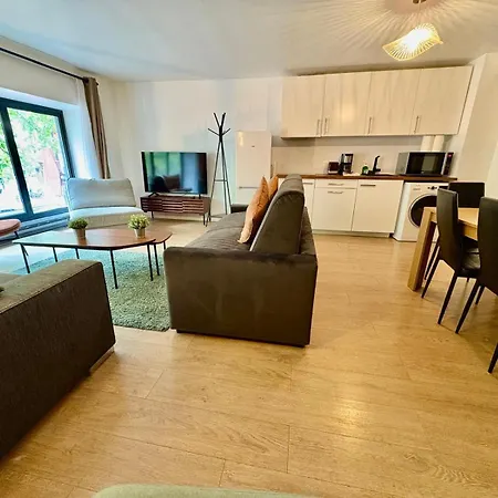 Urban Flat 194 - Spacious 3 Bedroom Montmartre * Parijs